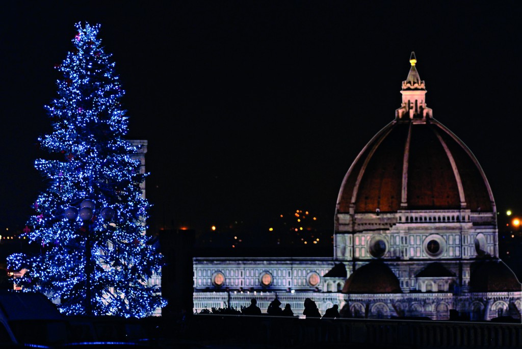 Albero di natale acceso a Firenze in piazzale Michelangelo, 8 dicembre 2012. A Christmas tree in Florence, Italy, 8 December 2012. ANSA/MAURIZIO DEGL ' INNOCENTI