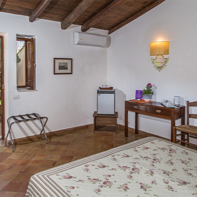 camera-matrimoniale-con-accesso-dal-giardino-agriturismo-pozzo-di-mazza-siracusa